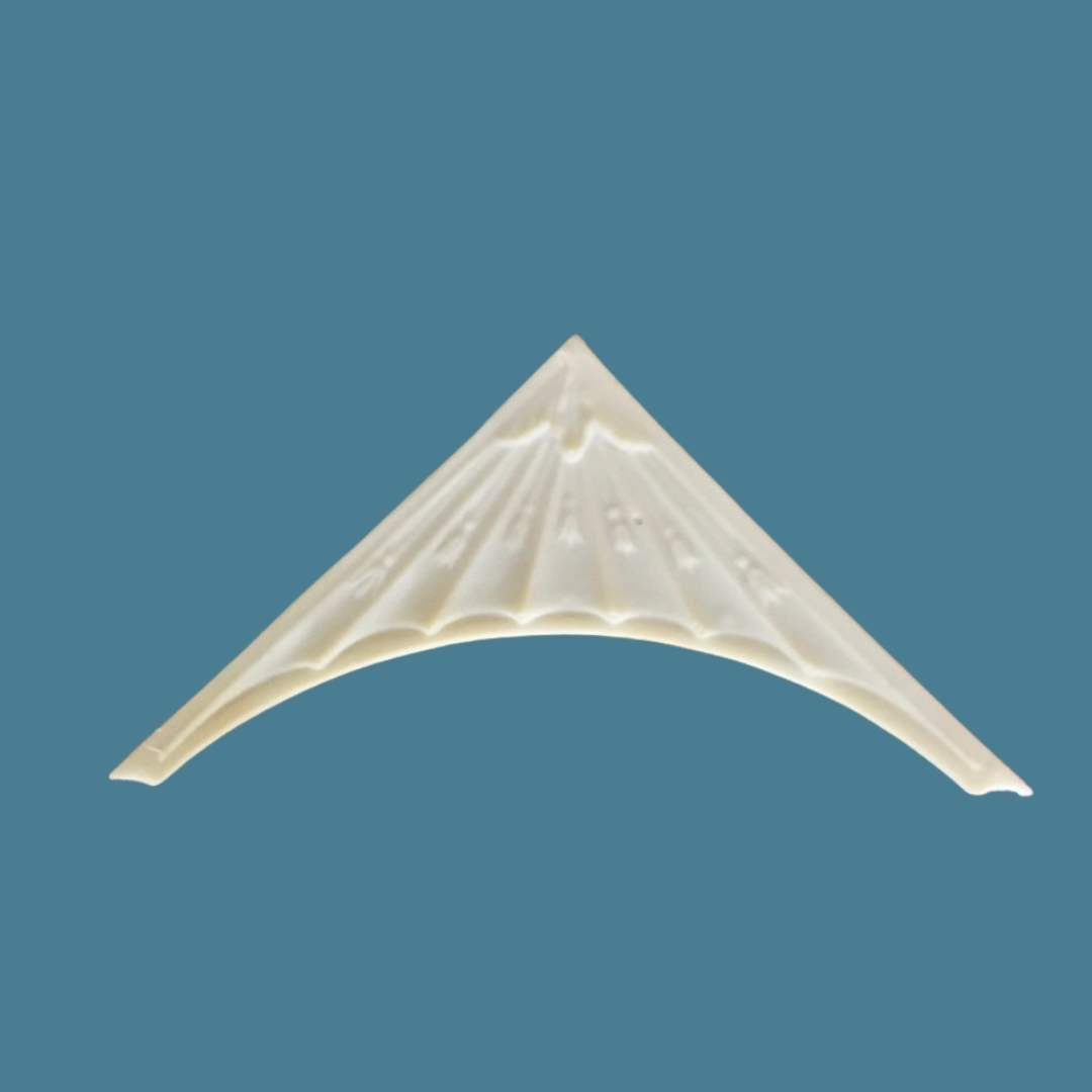 C1 Nordic Corner, a simple curved triangular Efex flexible moulding corner with a fan of fluted rays and a scalloped edge