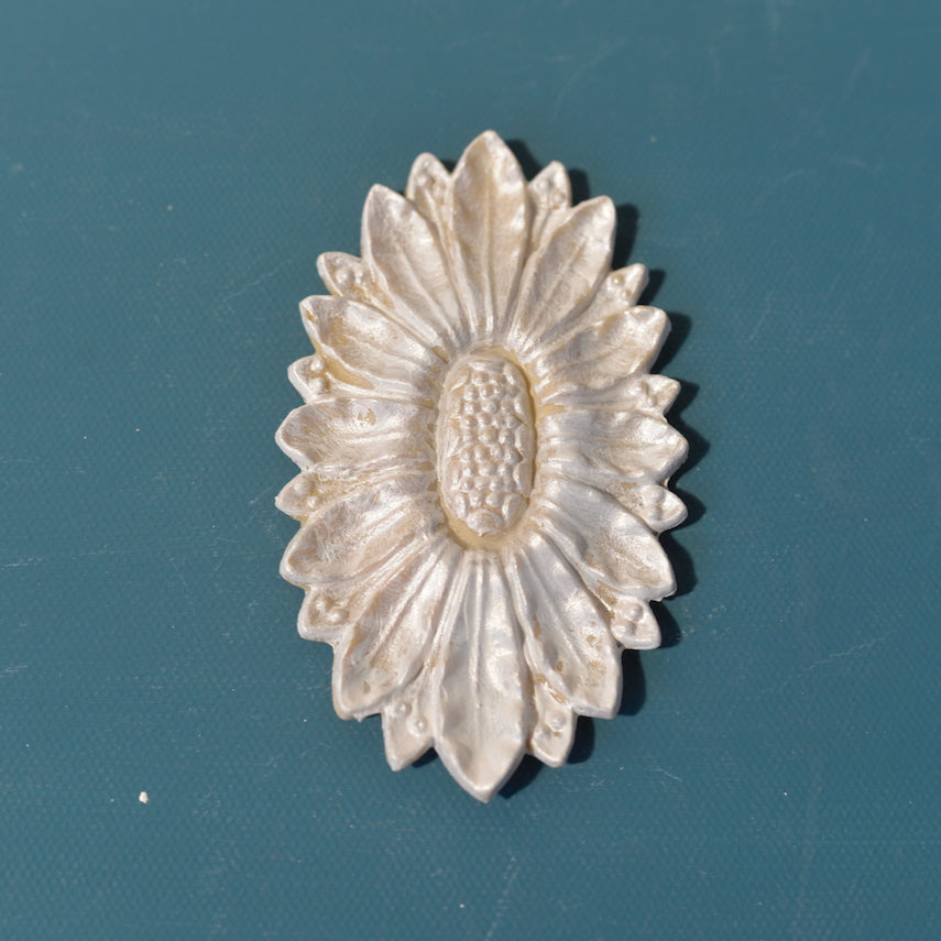 R29 small oval sunflower rosette, an Efex flexible moulding applique with layered petals around a textured seed-head centre