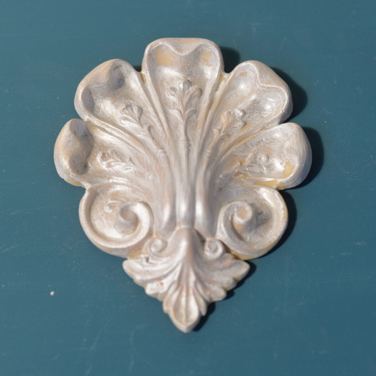 R78 Medium Roman Rosette, an Efex flexible moulding shell-like fan of carved acanthus leaves over twin scrolls and a leaf drop