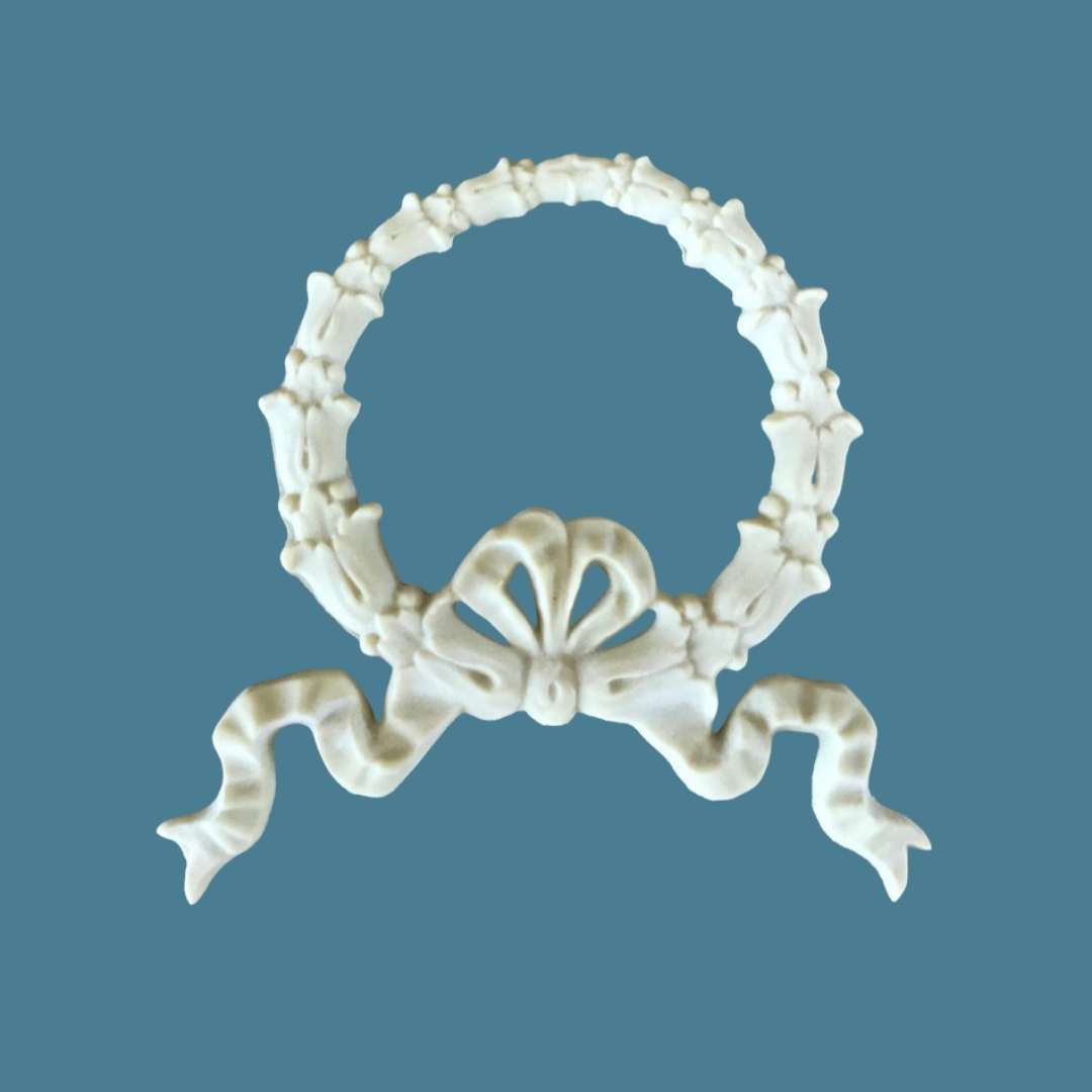 B7 Wreath and Bow, an Efex flexible moulding round leaf wreath with a ribbon bow and flowing tails at the bottom