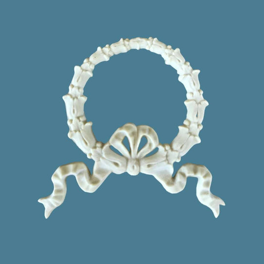 B7 Wreath and Bow, an Efex flexible moulding round leaf wreath with a ribbon bow and flowing tails at the bottom