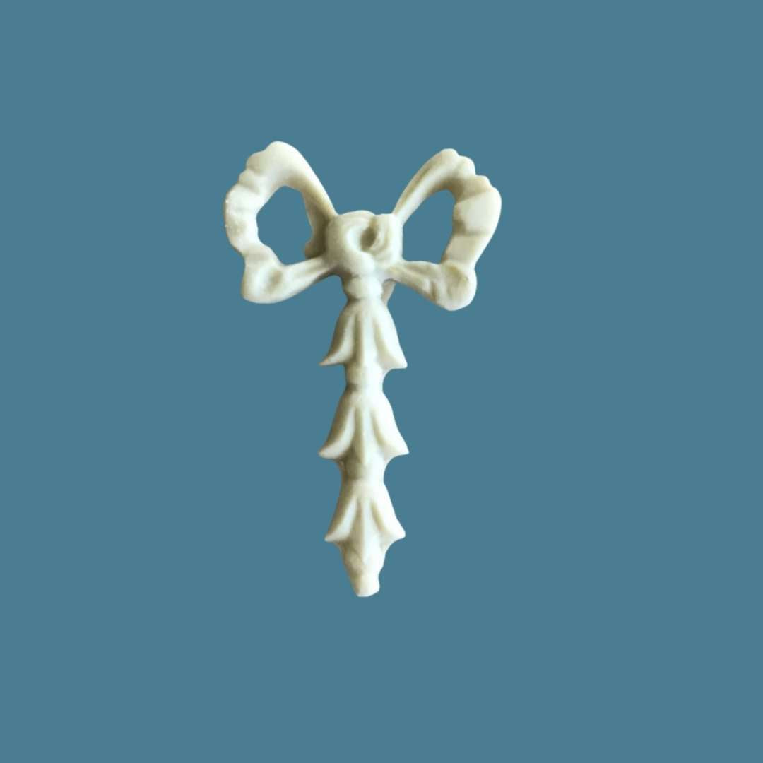 B19 Drop Bow, an Efex flexible moulding ribbon bow with a hanging drop of stacked leaves below