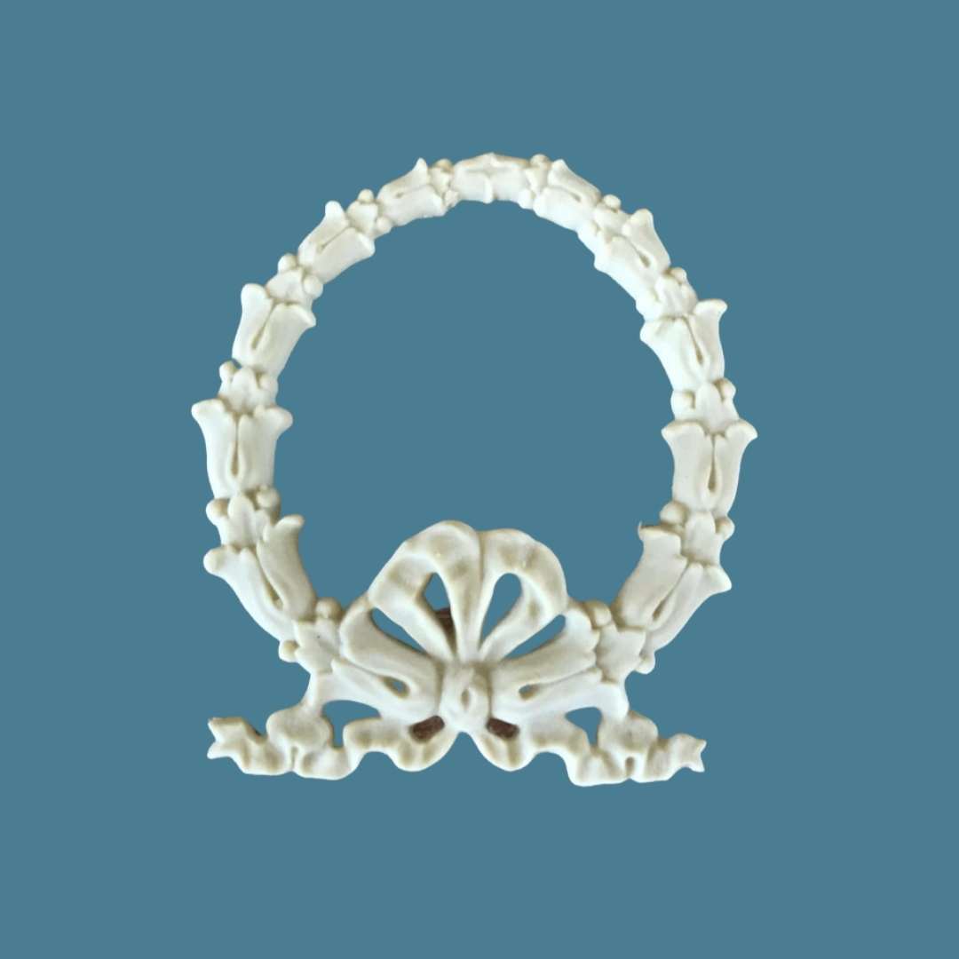 B21 Leaf Wreath Bow, an Efex flexible moulding oval wreath of small leaves tied at the base with a ribbon bow