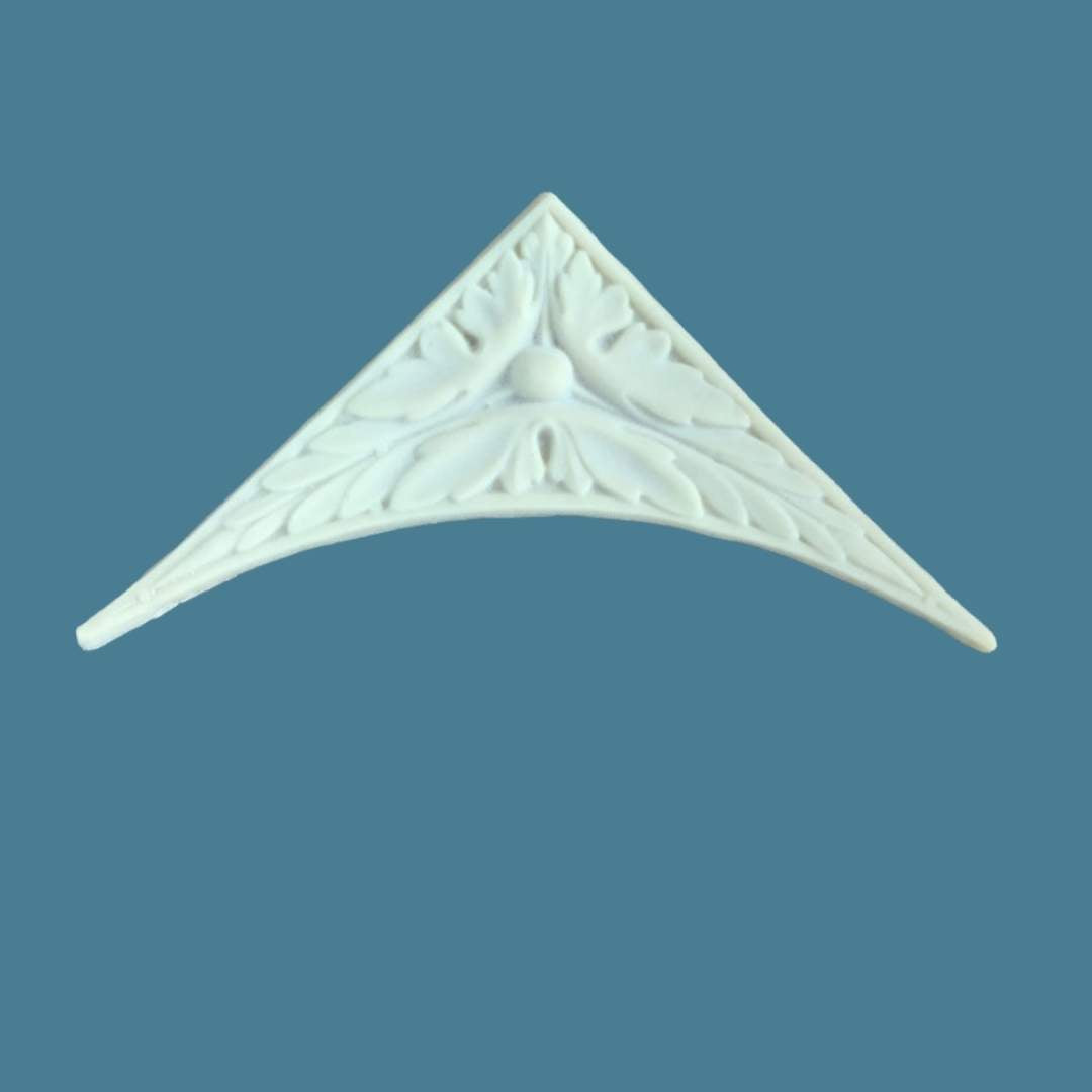 C6 Small Art Deco Corner, a curved triangular Efex flexible moulding corner with carved leaves meeting at a central bead