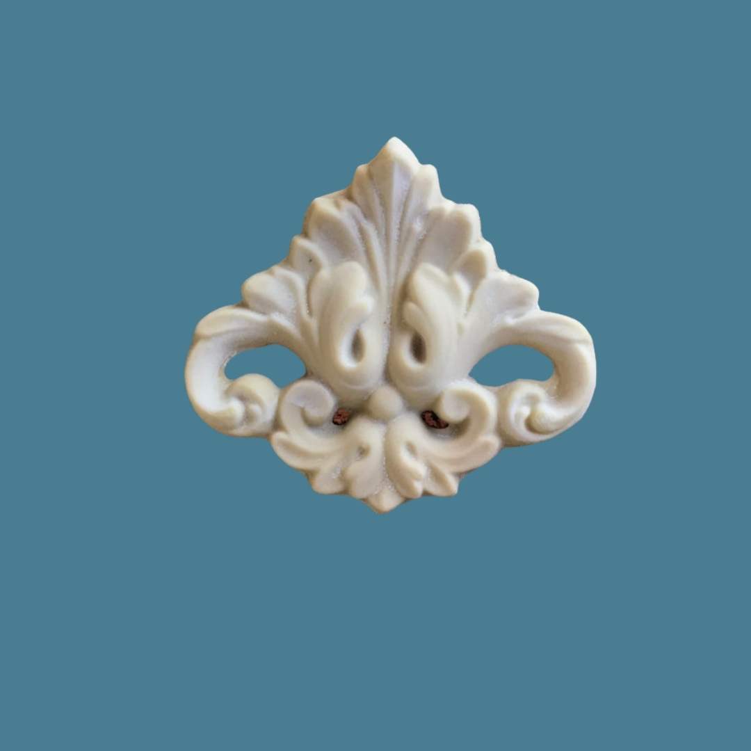 C8 Romantic Corner, a white Efex flexible moulding corner applique of a peaked acanthus leaf above curling scrolls