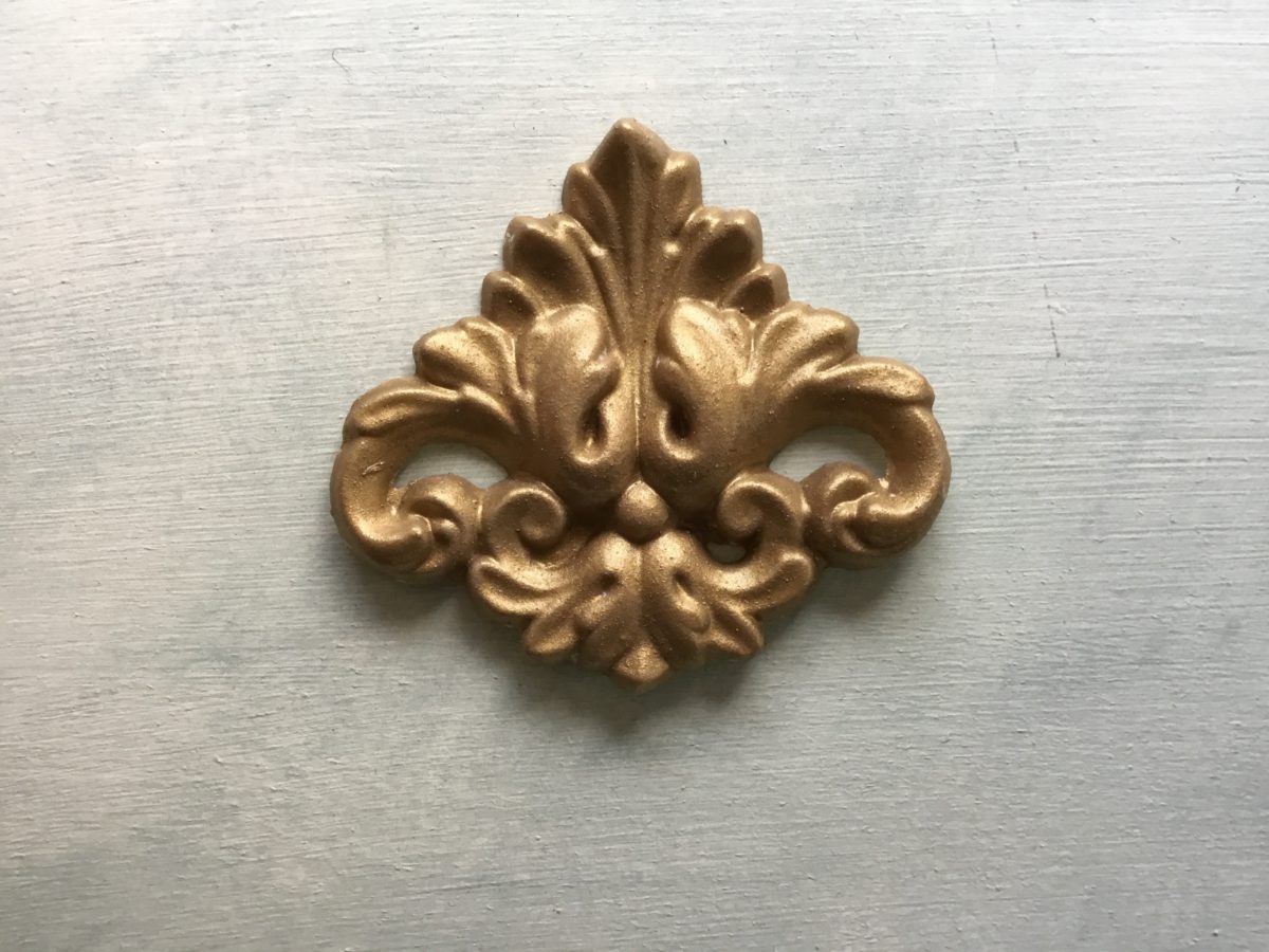 C8 Romantic Corner, a gold-finished Efex flexible moulding corner applique of acanthus leaves and scrolls on a pale grey painted surface
