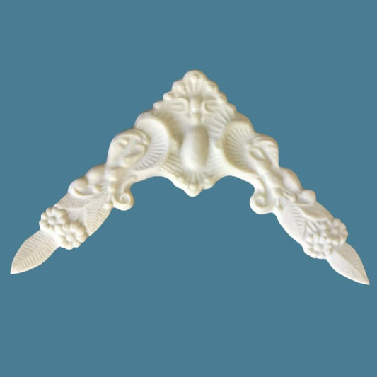 C20 Large French Corner, an Efex flexible moulding corner with a central shell, flower clusters and leaf-tipped arms