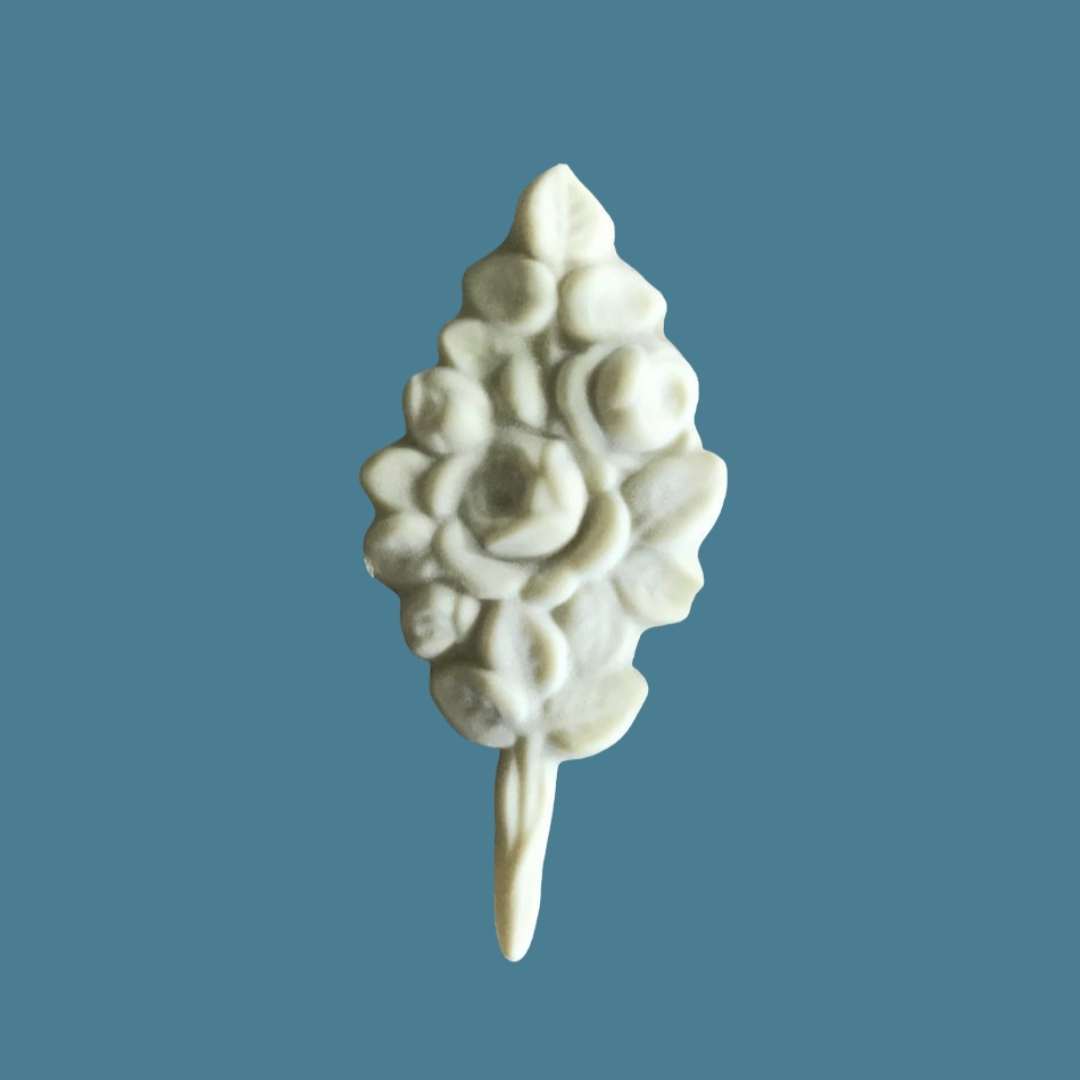 D2 Rose Drop, an Efex flexible moulding cluster of carved roses and leaves forming a hanging bouquet with a short stem
