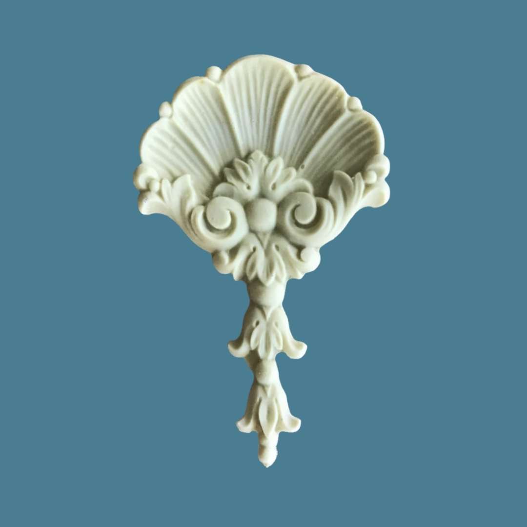 D9 Neo Classical Shell and Bellflower Drop, an Efex flexible moulding scallop shell with scrolls above a short chain of bellflowers