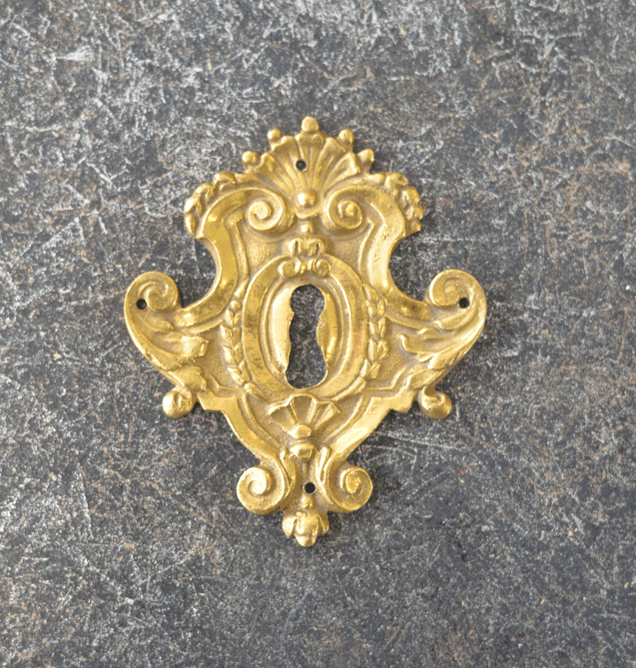 E5 Large Victorian Escutcheon, an ornate Efex flexible moulding keyhole plate with shell crest and scrolls, finished in antique gold