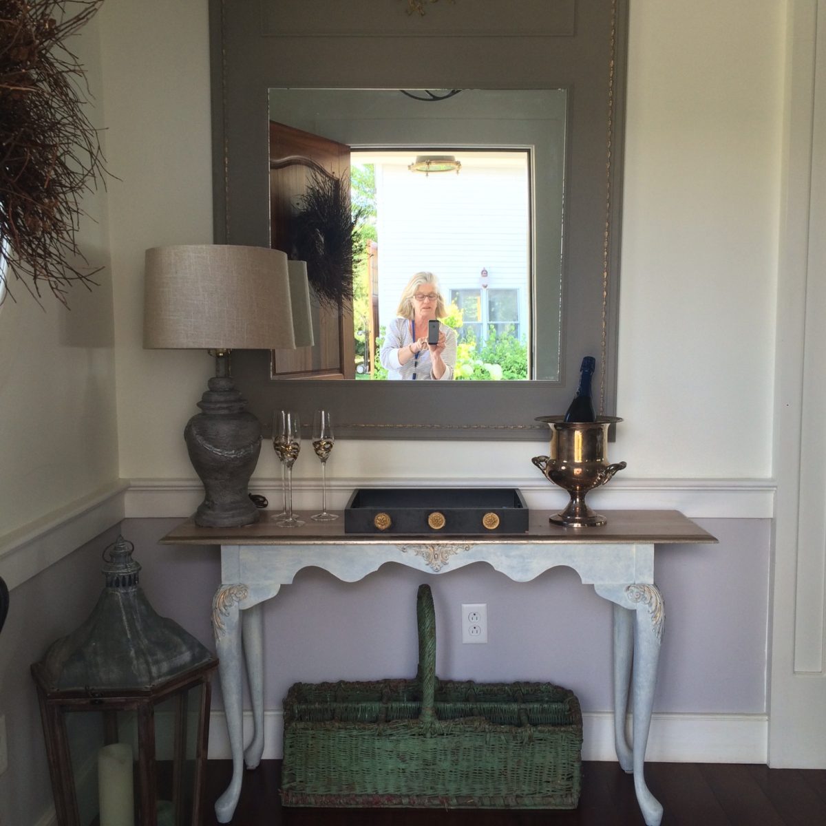 White console table with cabriole legs topped by L1 Small Queen Anne Leg Efex flexible mouldings and a carved apron, set in a hallway below a mirror
