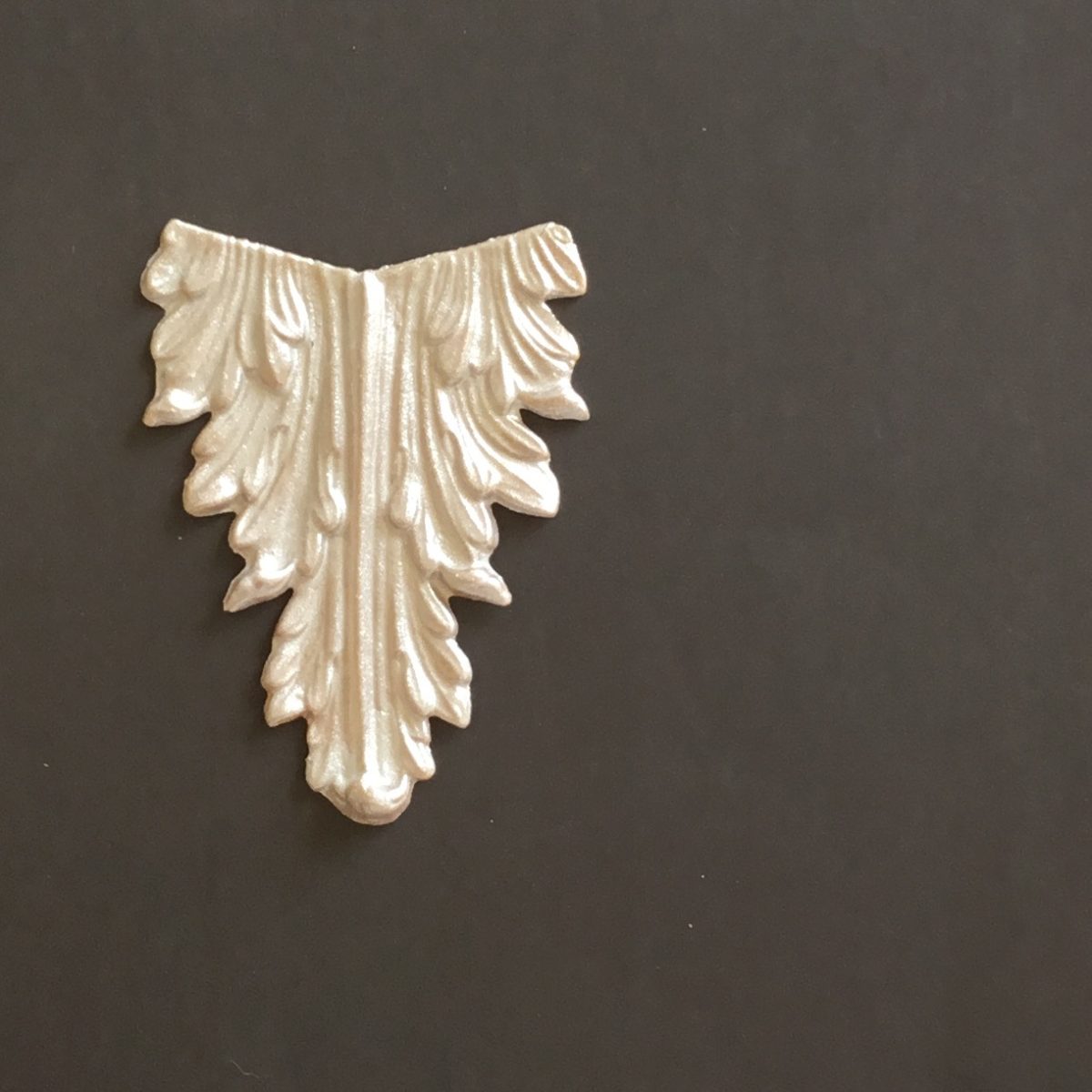 L3 Slim French Leg, a narrow Efex flexible moulding acanthus leaf applique with a reeded spine, pearl finish on a charcoal background