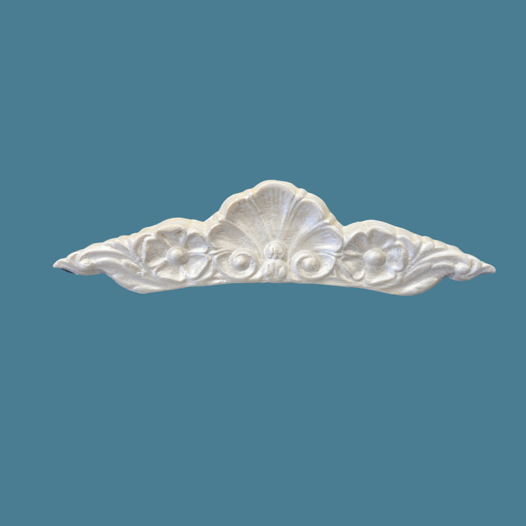 P10 Flower and Shell Pediment, an Efex flexible moulding crest with a central scallop shell between two carved rosettes and leaf tips