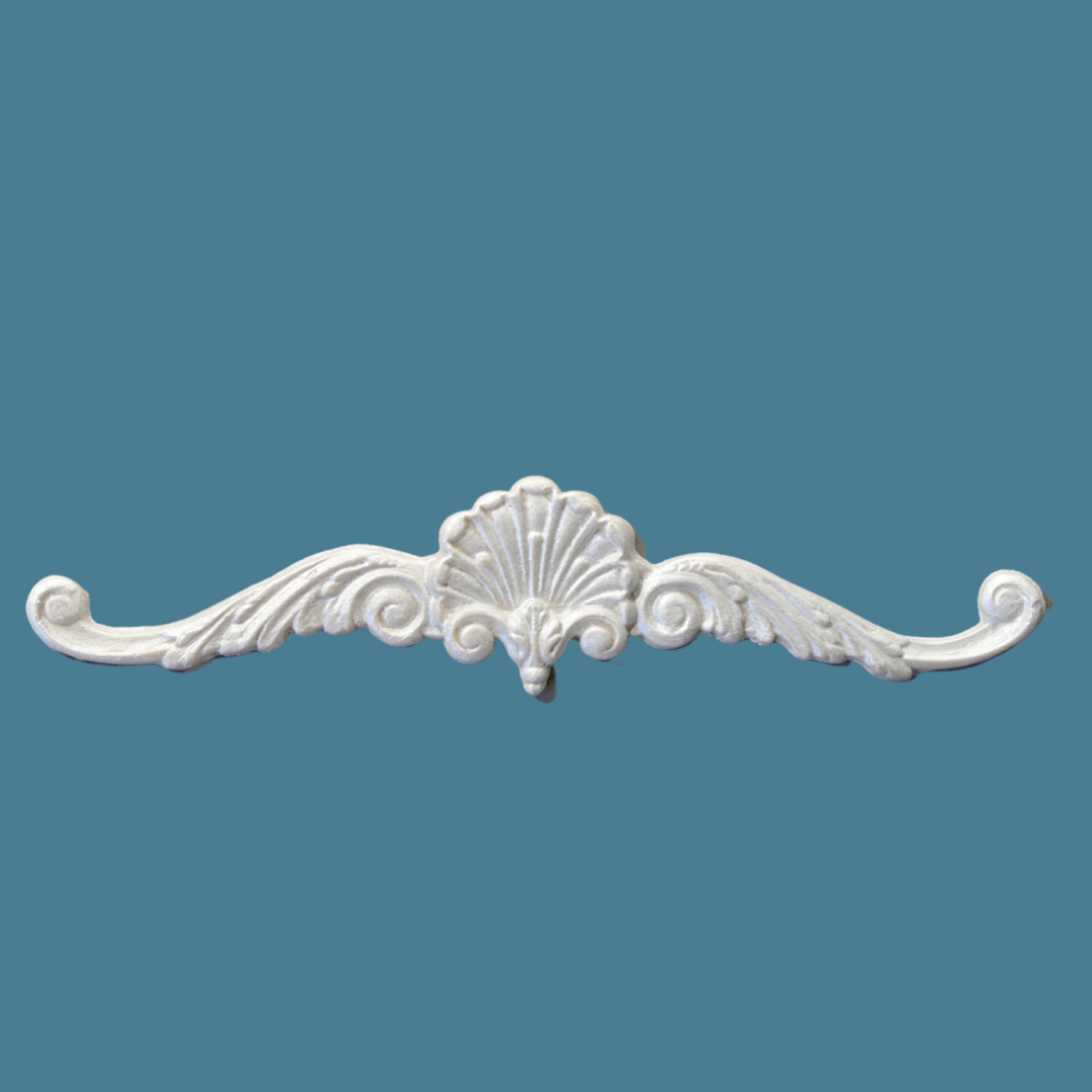 P11 Shell and Leaf Pediment, a long Efex flexible moulding crest with a central scallop shell and slender leafy scrolls curling outward