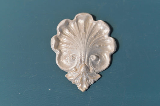 R1 Roman Shell, a rounded Efex flexible moulding scallop shell over twin scrolls and an acanthus drop, pearl finish
