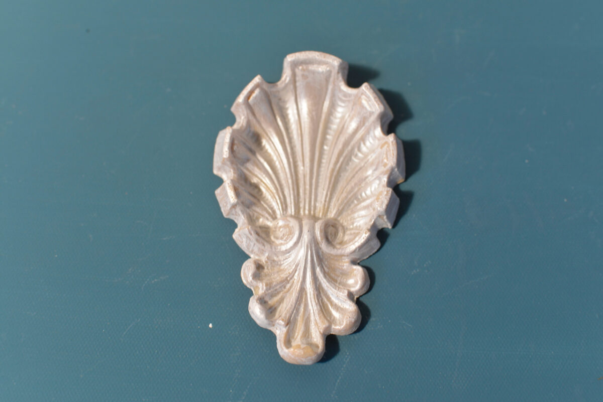 R2 Greek Shell, an Efex flexible moulding scallop shell with a ruffled edge above a small acanthus leaf drop, pearl finish