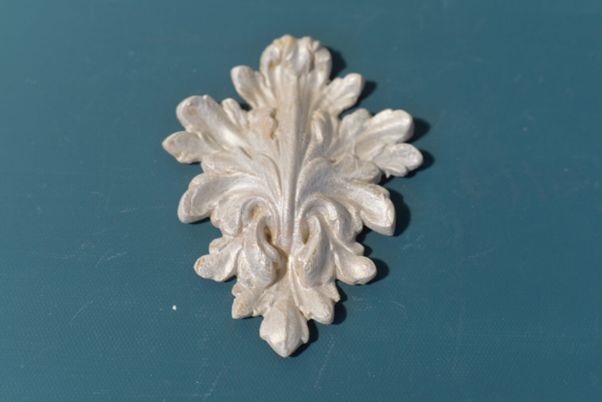 R3 Neo Classical Rosette, an Efex flexible moulding acanthus leaf cluster with curled scrolls and a pointed drop, pearl finish