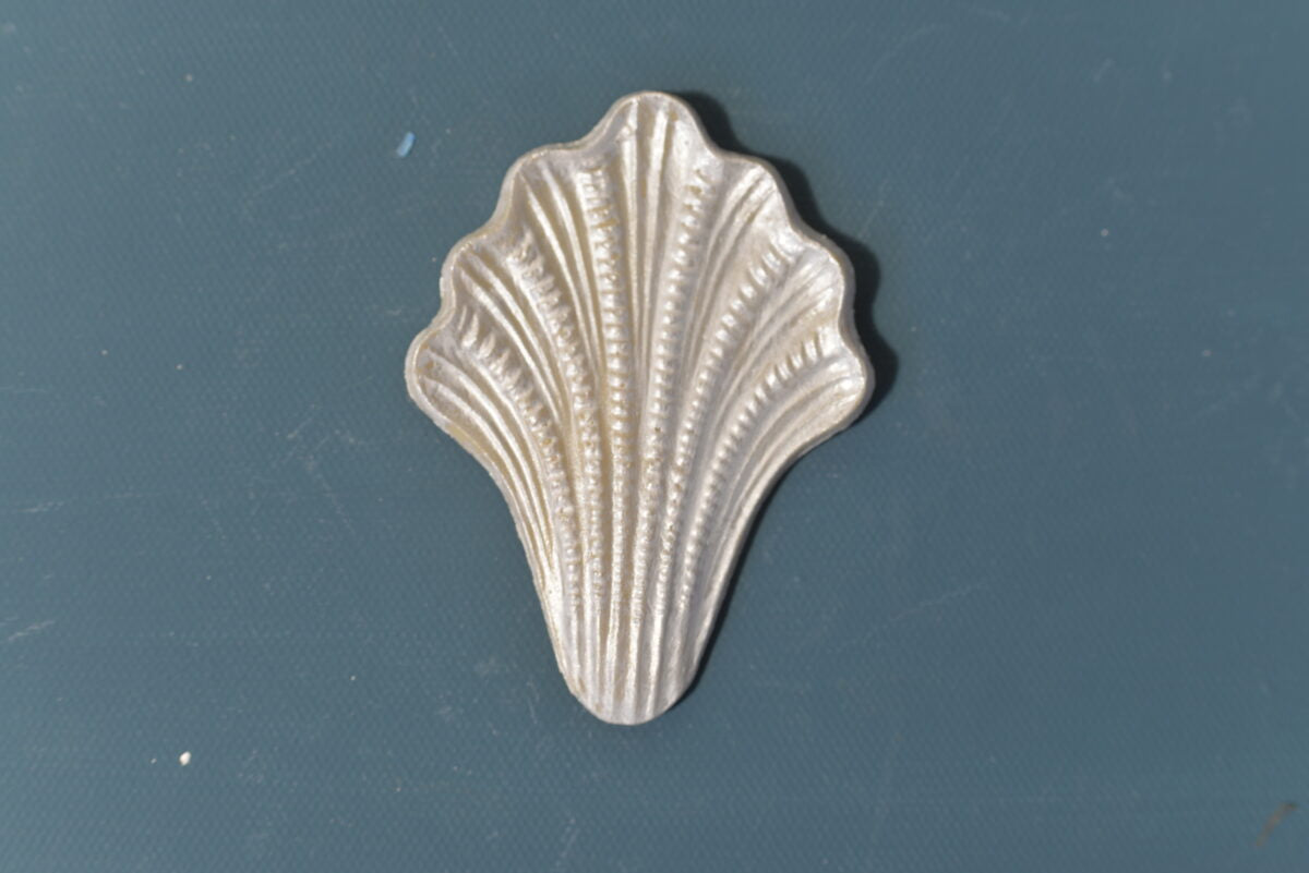 R4 Small Shell Onlay, a fan-shaped Efex flexible moulding scallop shell with beaded ribs, pearl finish