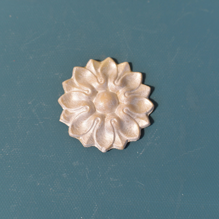 R8 Spring Flower rosette, a round Efex flexible moulding flower with a double ring of pointed petals around a raised centre