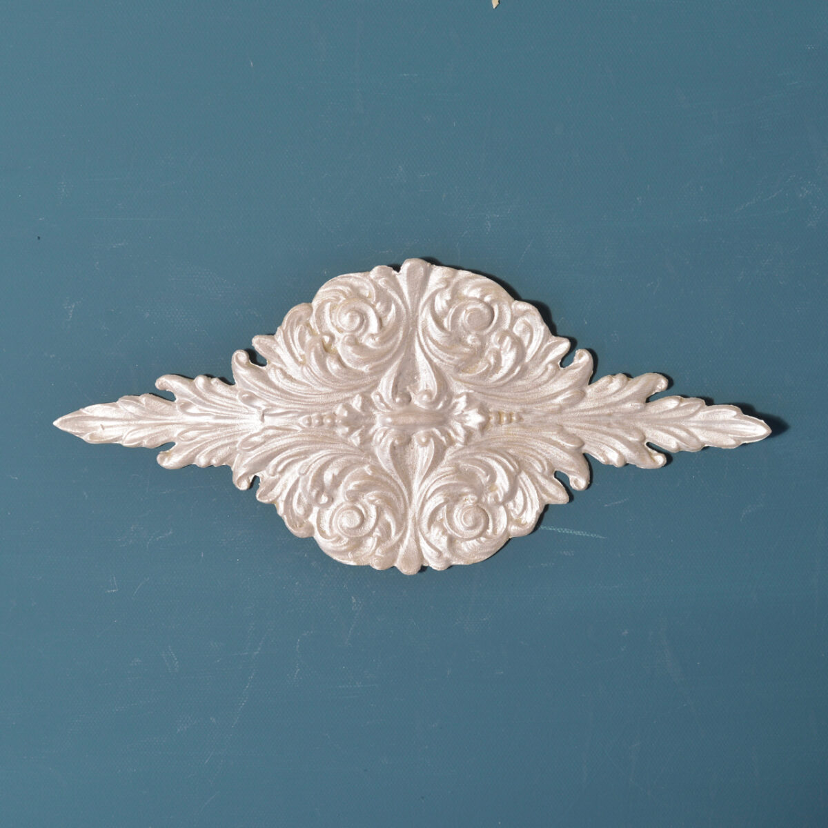R61 Roman Flourish, a horizontal Efex flexible moulding centrepiece of carved roses and acanthus scrolls tapering to leaf points