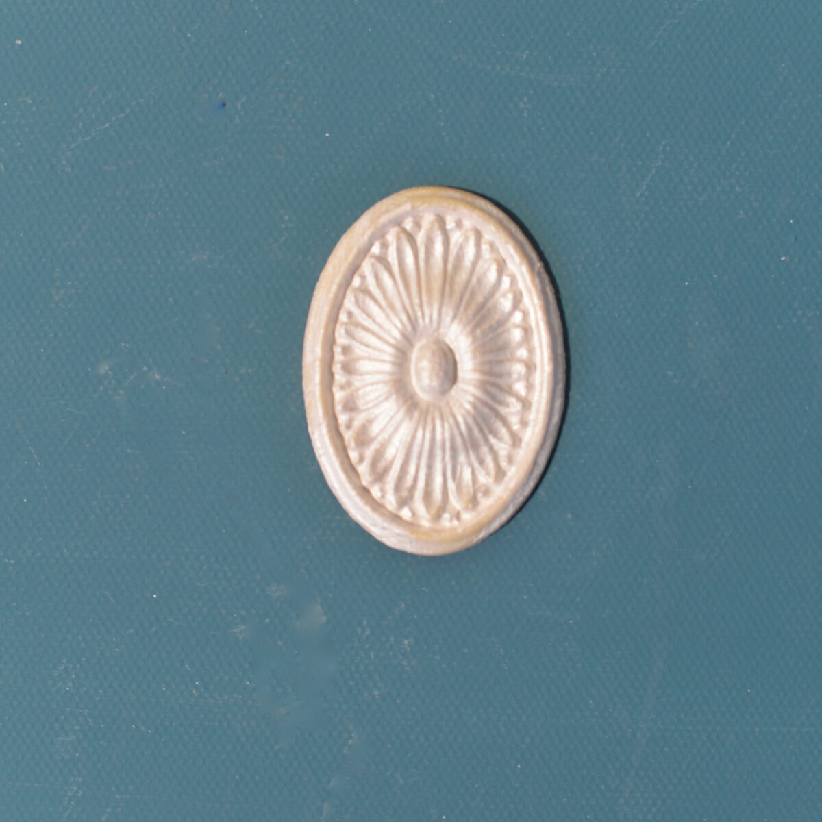 R74 Oval Rosette, a small oval Efex flexible moulding medallion with radiating petals around a raised centre