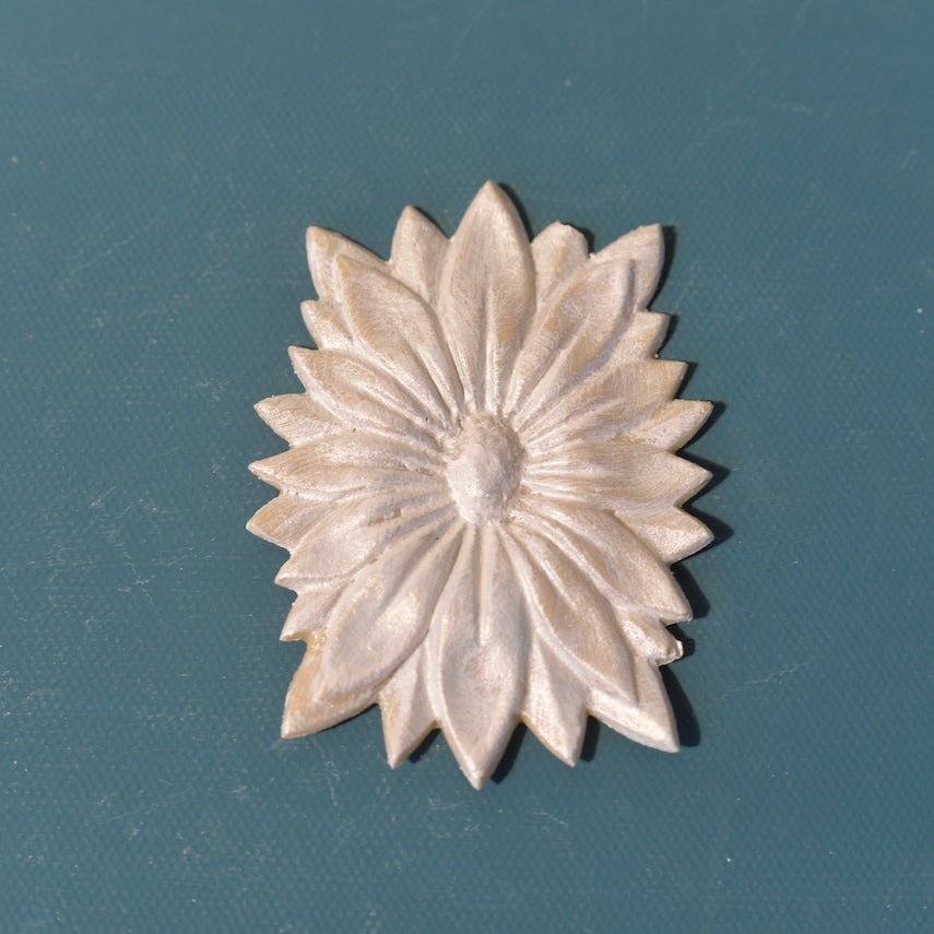 R116 Chic Molding Applique, an Efex flexible moulding sunburst flower with layered pointed petals in a pearl finish