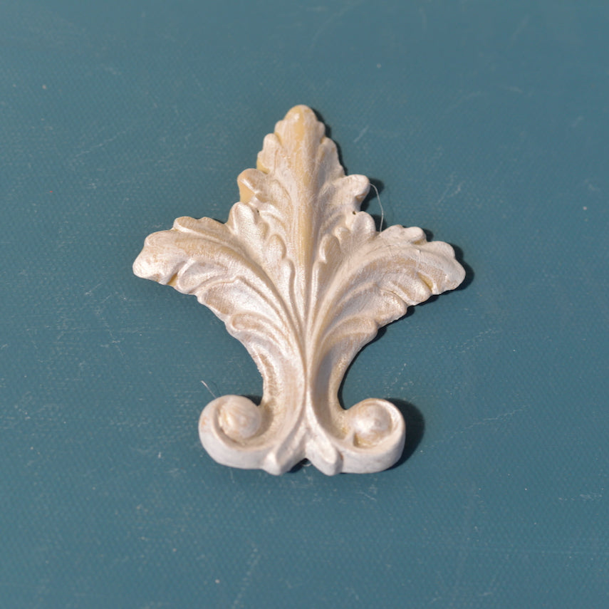 FDL2 Fleur de Lis Efex flexible moulding in an acanthus leaf design with scrolled base, finished in pearl with gold highlights
