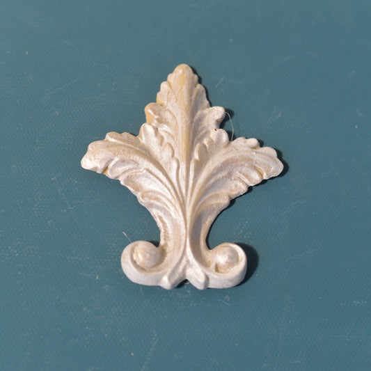 FDL2 Fleur de Lis Efex flexible moulding in an acanthus leaf design with scrolled base, finished in pearl with gold highlights