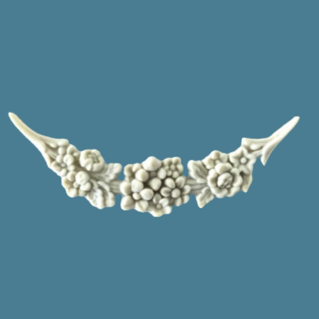 SW6 Small Rose and Flowers Swag, a compact Efex flexible moulding swag with three flower clusters and tapering leaf ends