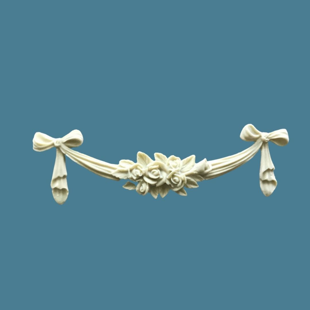 SW9 Rose Swag, an Efex flexible moulding of draped fabric swag with ribbon bows at each end and a central cluster of roses