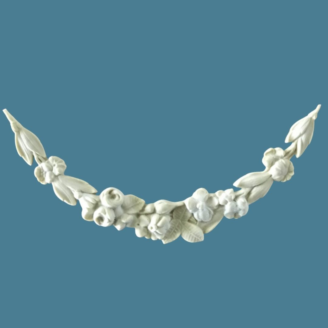 SW24 Large Floral Swag, an Efex flexible moulding garland of carved roses, buds and leaves in a sweeping curve