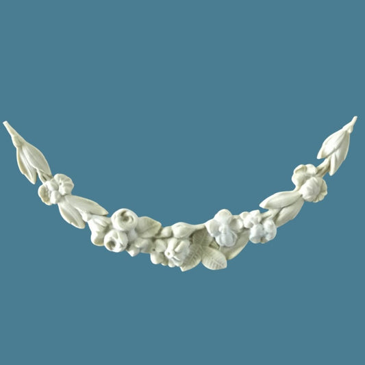SW24 Large Floral Swag, an Efex flexible moulding garland of carved roses, buds and leaves in a sweeping curve