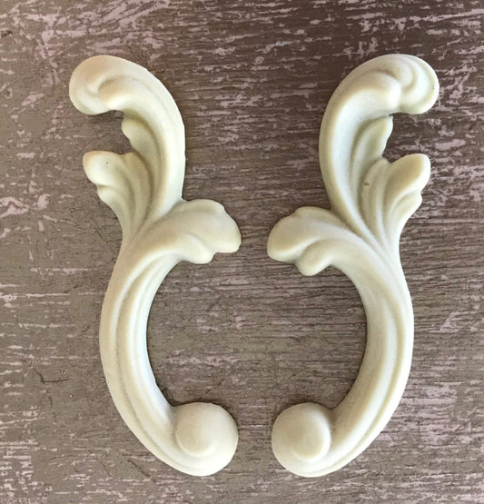 SC2 Small Shabby Chic Scroll, a mirrored pair of C-shaped Efex flexible moulding scrolls with acanthus leaf tops