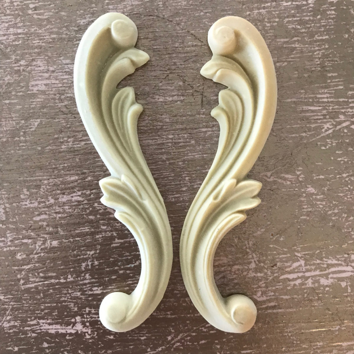 SC7 Small Shabby Chic Scrolls, a mirrored pair of S-shaped Efex flexible moulding scrolls with acanthus leaf detail