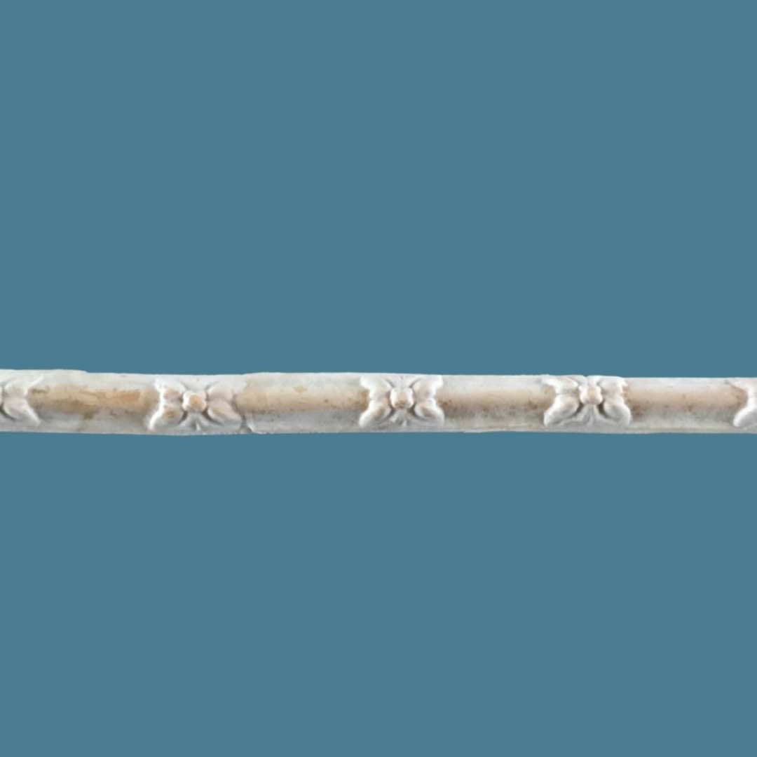 T63 Reed and Flower Efex flexible moulding trim, a slim reeded strip with small carved flower motifs spaced along its length